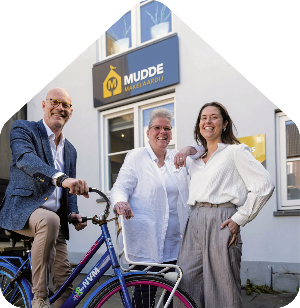 Het team van Mudde Makelaardij voor het kantoor in Spijkenisse