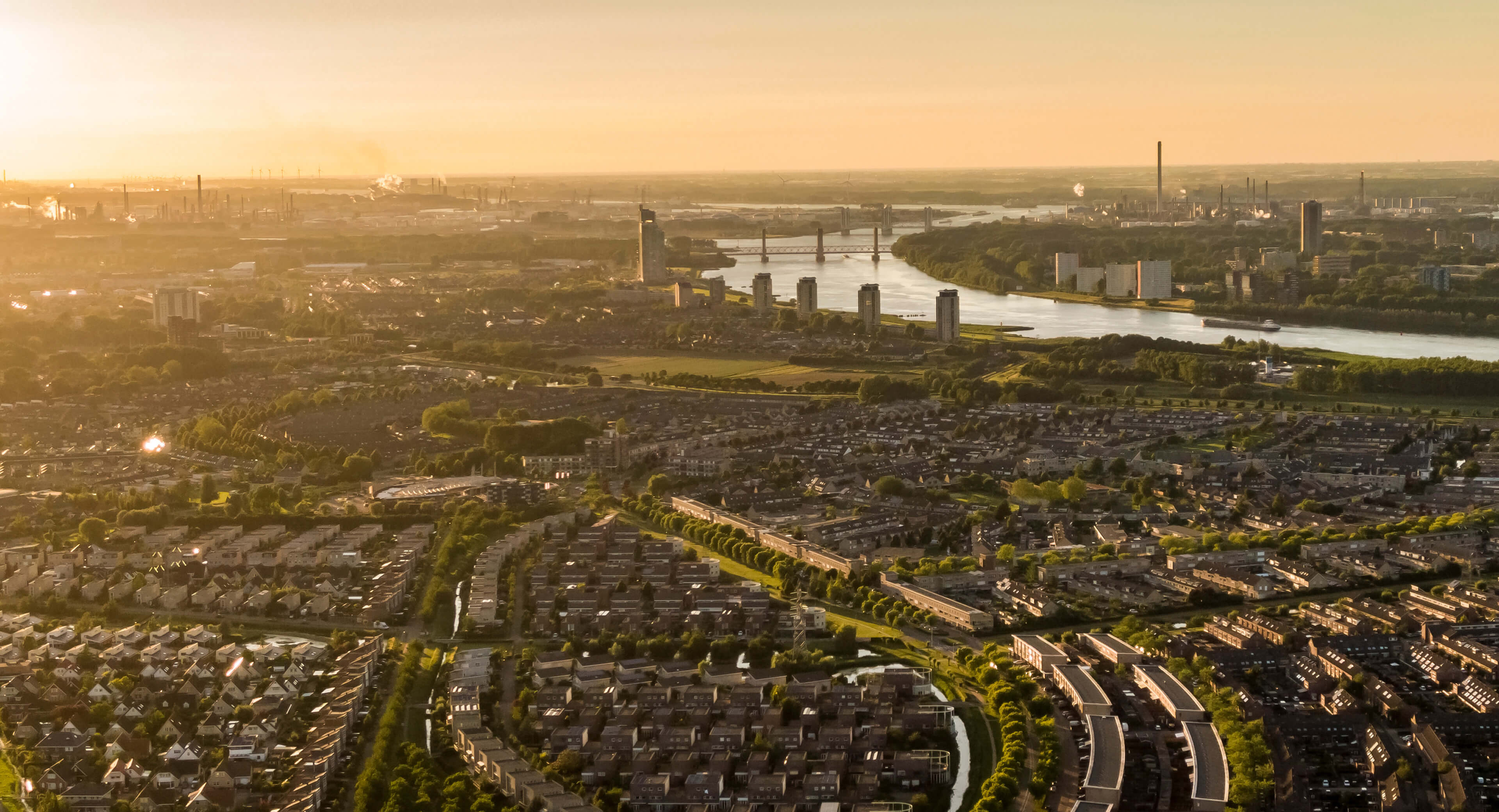 Uitzicht over Spijkenisse en de Oude Maas
